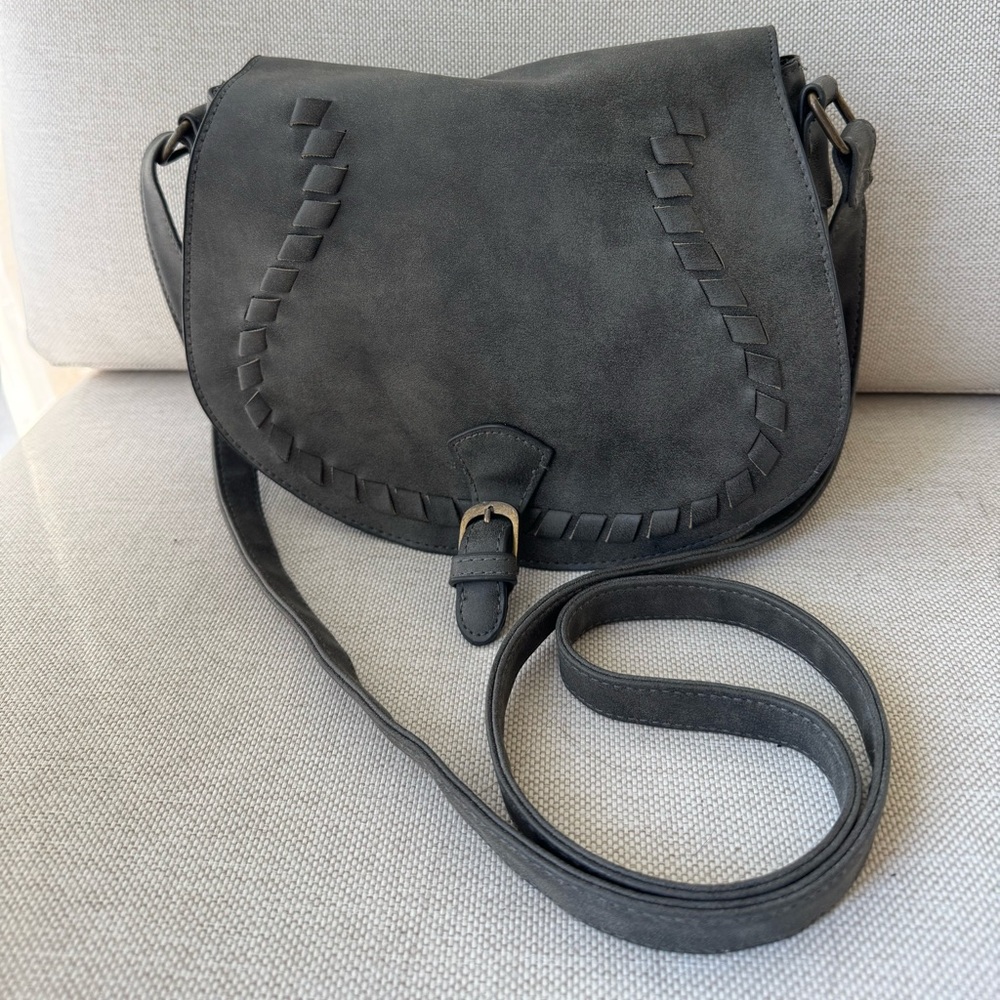 T-Shirt & Jeans Gray Faux Suede Crossbody Saddle Bag Whipstitch Boho Western - Picture 2 of 12